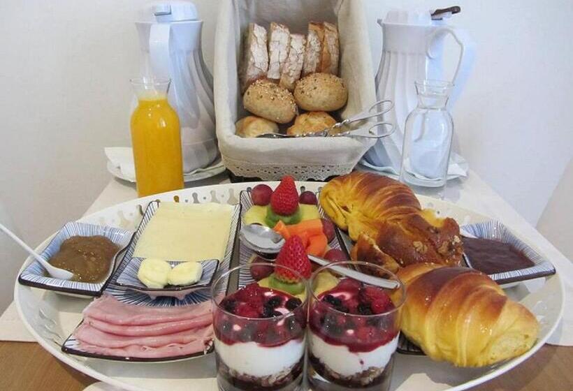 سوییت با چشمانداز باغ, Charming House Marques