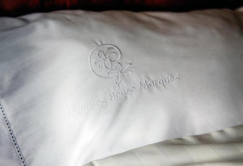 سوییت لوکس, Charming House Marques