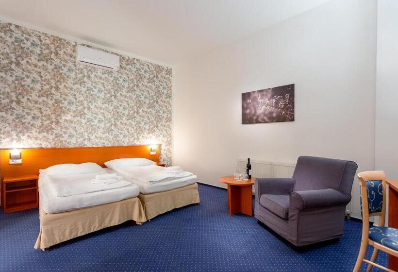 발코니가 있는 4인용 스탠다드 룸, Wine Wellness Hotel Amande Hustopeče