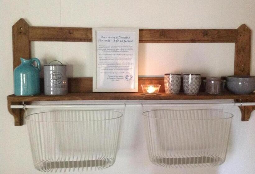 Апартаменты 2 Спальни, Domaine Charente Glamping Familyroom Le Jardin With External Toilet & Shower House & Outdoor Kitchen