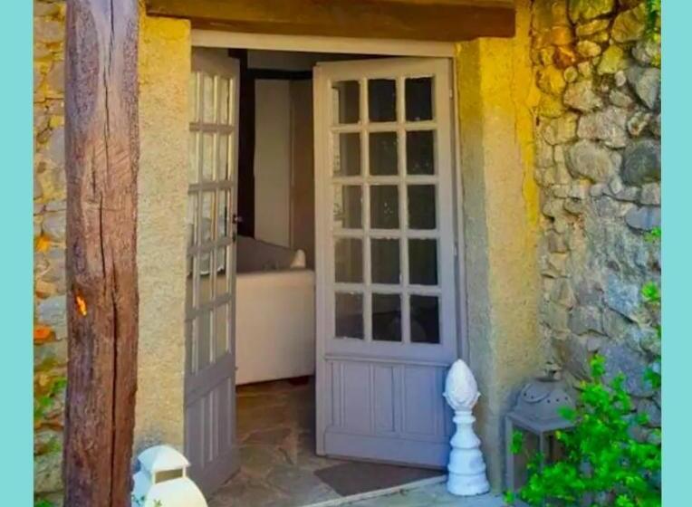 Апартаменты 2 Спальни, Domaine Charente Glamping Familyroom Le Jardin With External Toilet & Shower House & Outdoor Kitchen