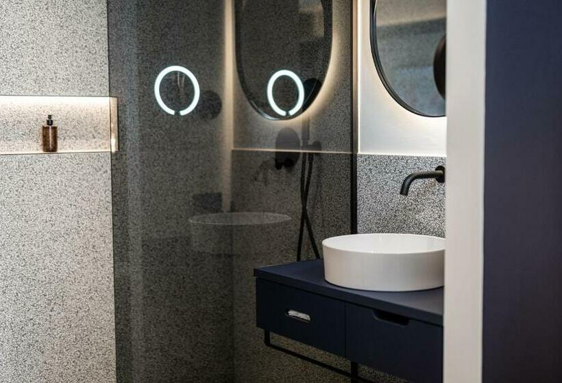 חדר אקונומי, Goldstück Adults Only