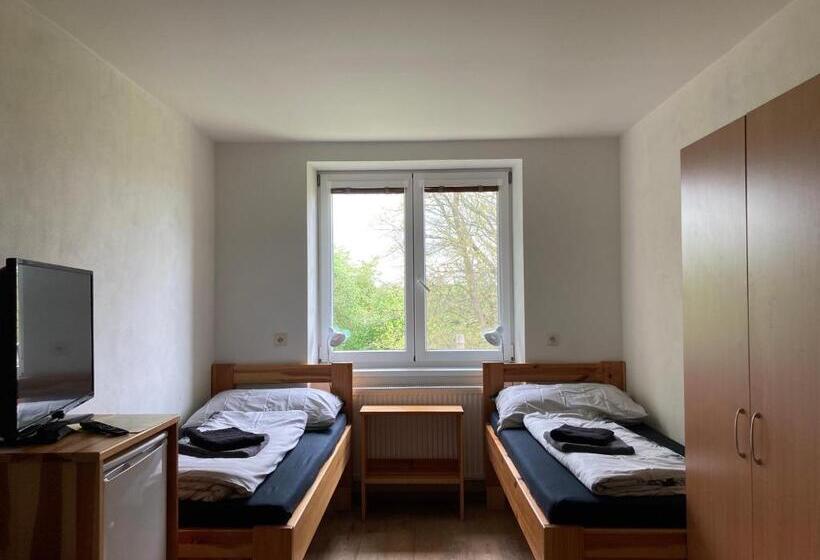 غرفة قياسية رباعية, Bořikovský Dvůr