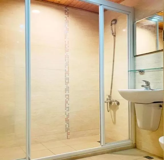 اتاق استاندارد سه نفره, Easy Inn International Hostel