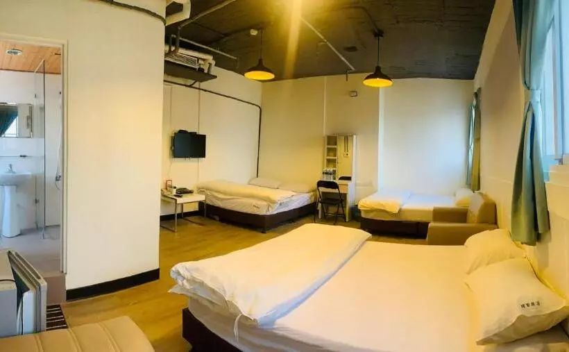 اتاق خانوادگی, Easy Inn International Hostel