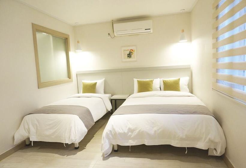 Quarto Triplo Estandar, First Stay Myeongdong