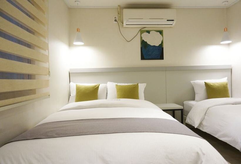 Quarto Triplo Estandar, First Stay Myeongdong