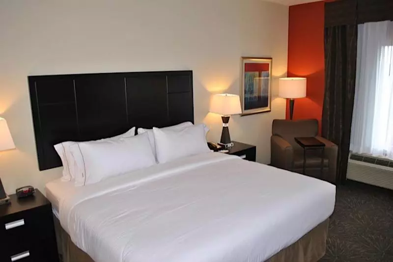 身障者適用キングサイズベッドルーム, Holiday Inn Express Salem, An Ihg