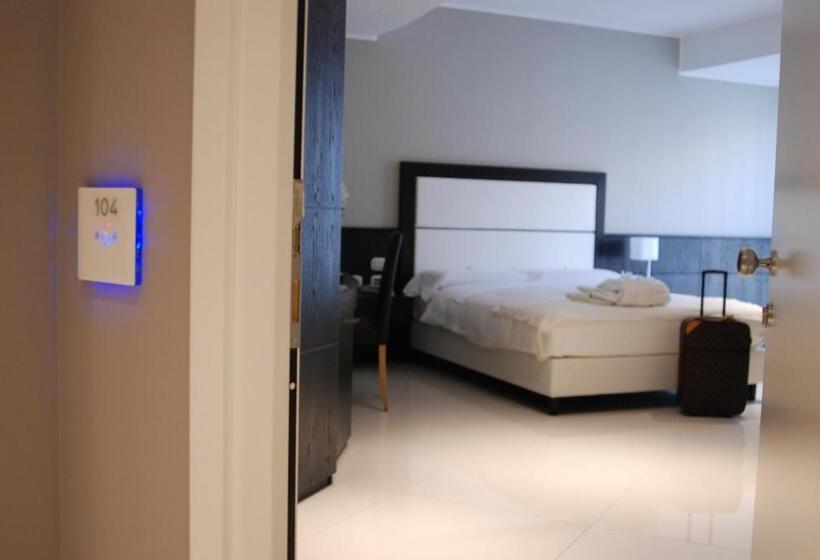 高级大房间, Marconi