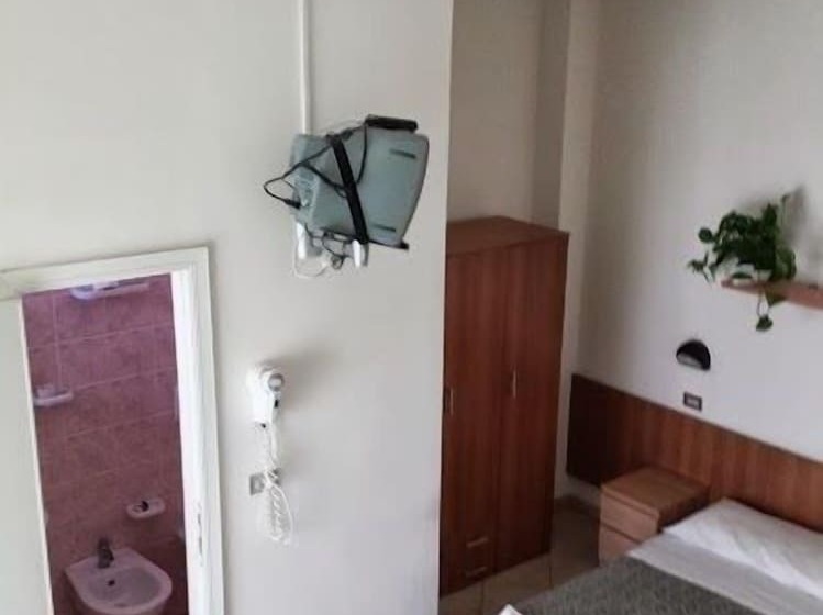 베이직 3인 룸, Penny