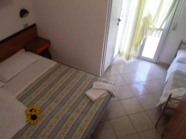Economy Triple Room, Penny