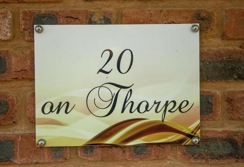 Четырехместный номер эконом класса с общей ванной комнатой, Lincoln Cottages Bnb & Self Catering