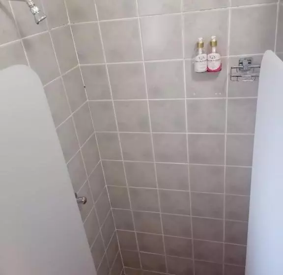 バスルーム共同エコノミー4人部屋, Lincoln Cottages Bnb & Self Catering