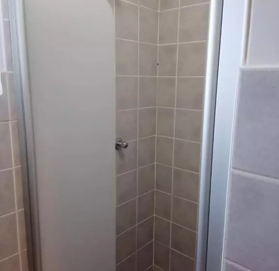バスルーム共同エコノミー4人部屋, Lincoln Cottages Bnb & Self Catering