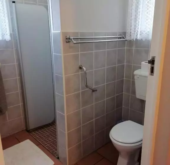 バスルーム共同エコノミー4人部屋, Lincoln Cottages Bnb & Self Catering