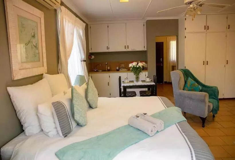 バスルーム共同エコノミー4人部屋, Lincoln Cottages Bnb & Self Catering