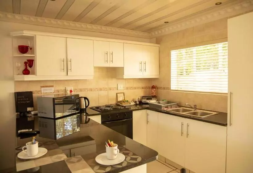 スタンダードスタジオ, Lincoln Cottages Bnb & Self Catering