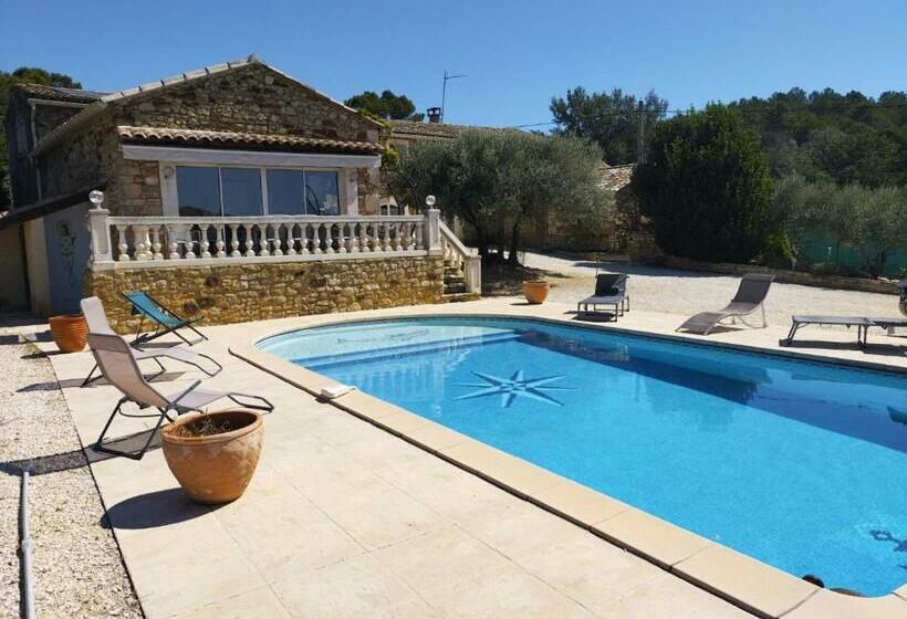 غرفة قياسية مطلّة علي حمام السباحة, Mas Mistral