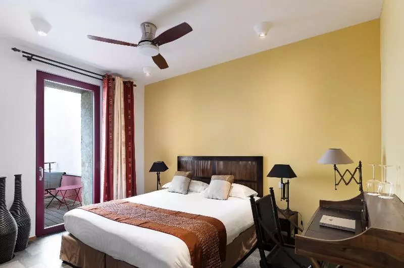 Standard Room, Domaine Riberach   Restaurant étoilé   Spa   Piscine Naturelle   Vignoble Bio