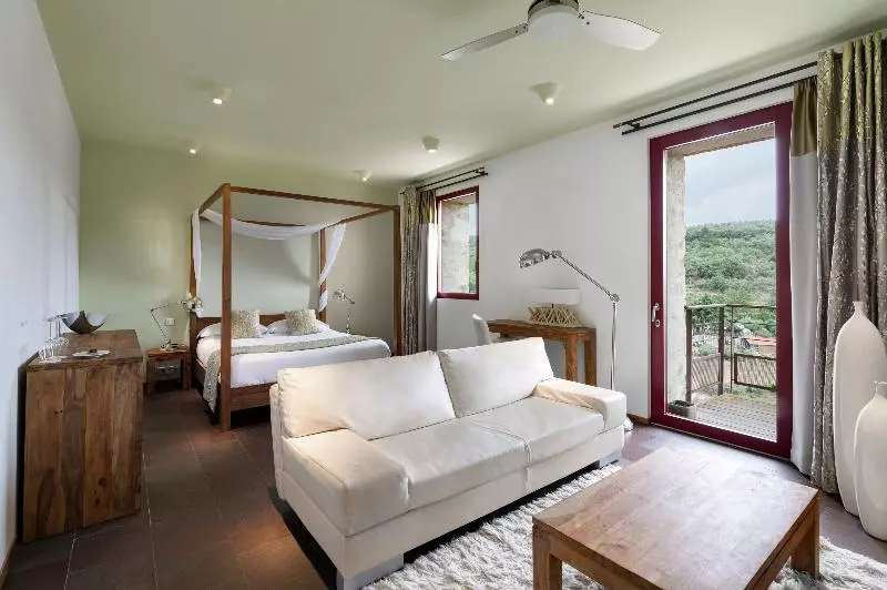 Junior Suite, Domaine Riberach   Restaurant étoilé   Spa   Piscine Naturelle   Vignoble Bio