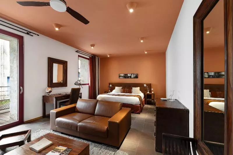 Junior Suite, Domaine Riberach   Restaurant étoilé   Spa   Piscine Naturelle   Vignoble Bio