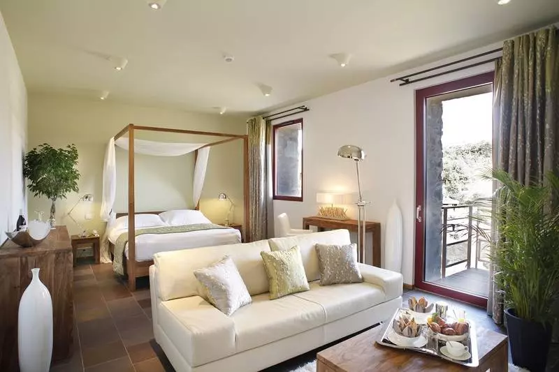 Junior Suite, Domaine Riberach   Restaurant étoilé   Spa   Piscine Naturelle   Vignoble Bio