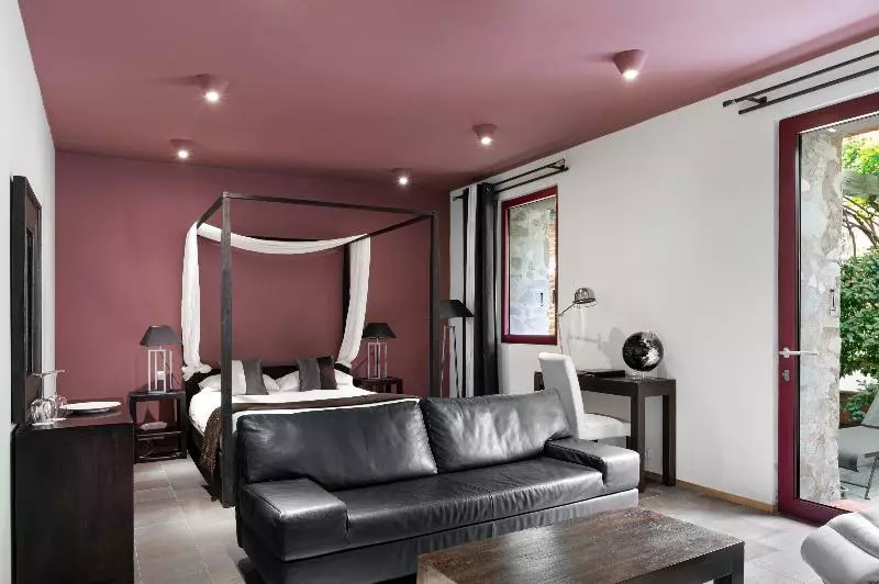 Junior Suite, Domaine Riberach   Restaurant étoilé   Spa   Piscine Naturelle   Vignoble Bio