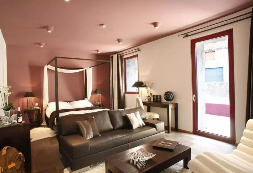 Junior Suite, Domaine Riberach   Restaurant étoilé   Spa   Piscine Naturelle   Vignoble Bio
