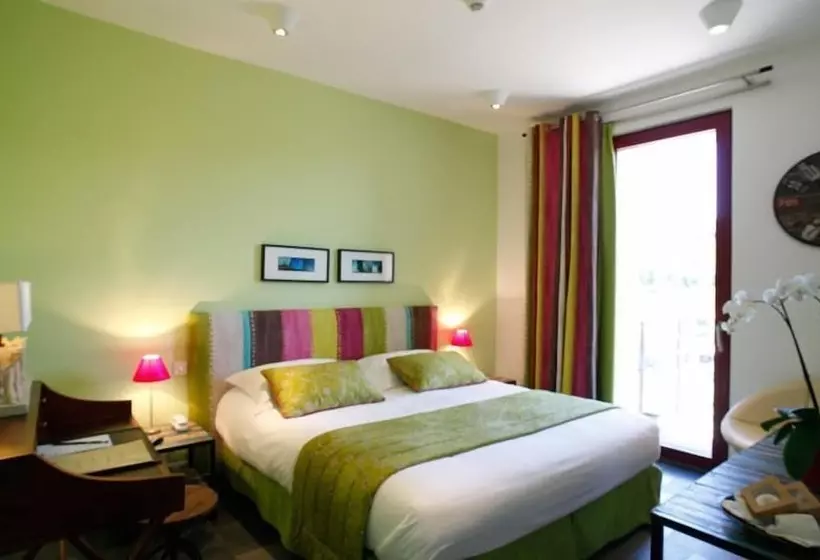 Standard Room, Domaine Riberach   Restaurant étoilé   Spa   Piscine Naturelle   Vignoble Bio