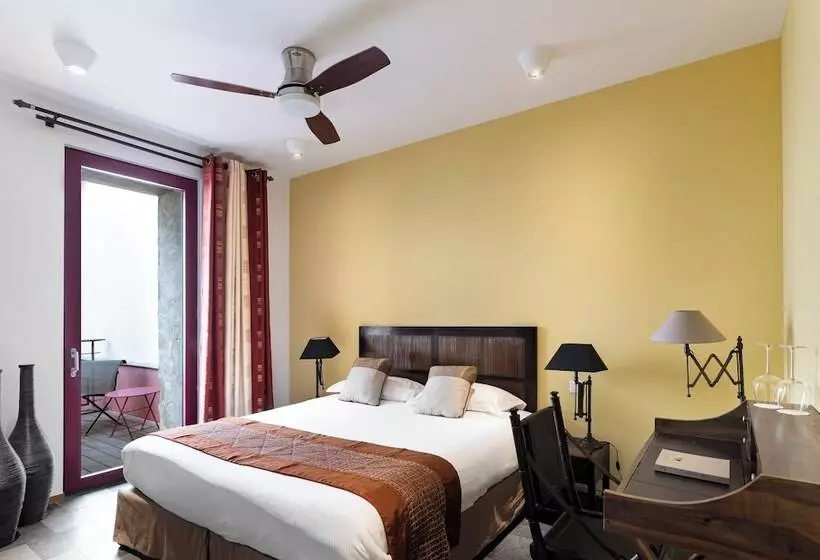 Standard Room, Domaine Riberach   Restaurant étoilé   Spa   Piscine Naturelle   Vignoble Bio