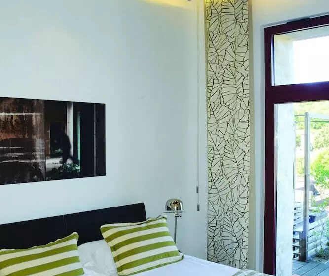 Family Room, Domaine Riberach   Restaurant étoilé   Spa   Piscine Naturelle   Vignoble Bio