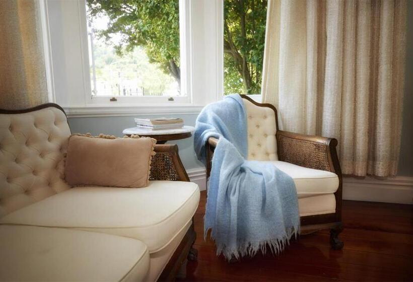 Полулюкс, Escape To Picton Boutique