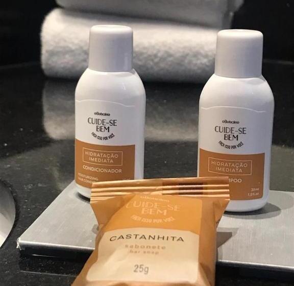 جناح ديلوكس, Fratele Business