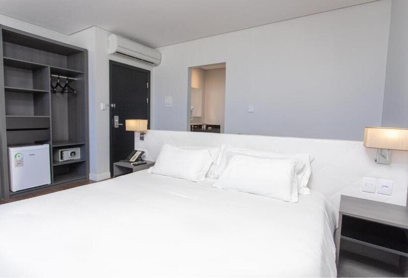 جناح ديلوكس, Fratele Business