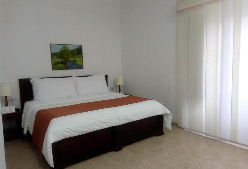 Номер Стандарт, La Plazuela