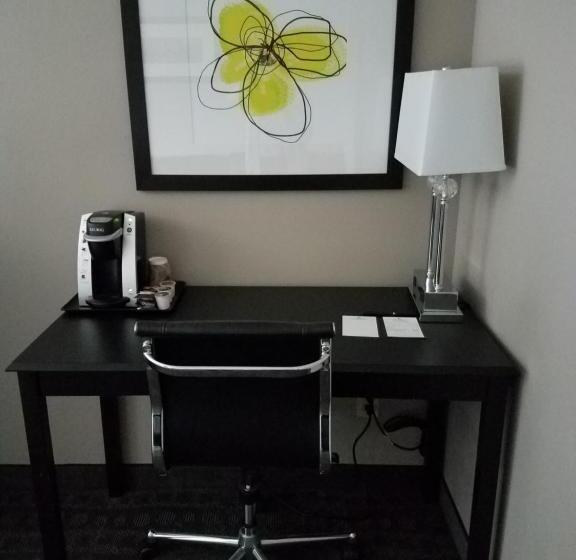 キングサイズベッドのスイートルーム, Okoboji Inn & Suites