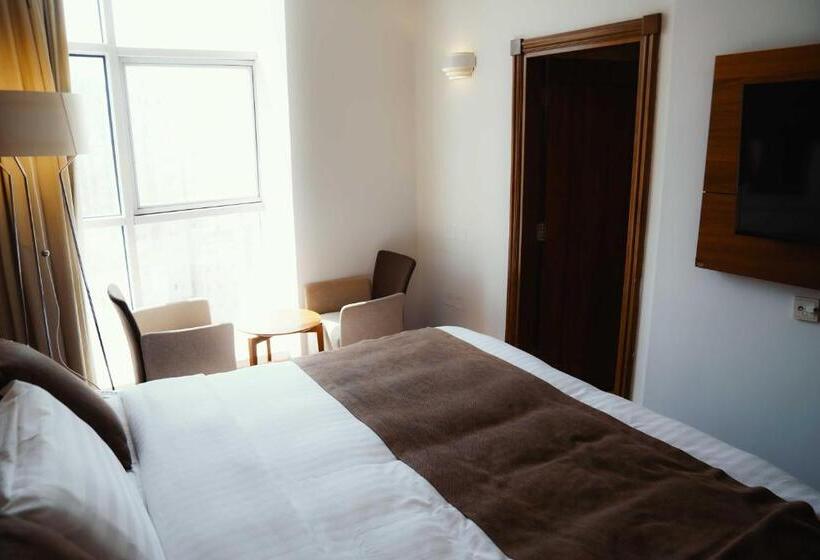 חדר דלוקס, Nour Al Thuria