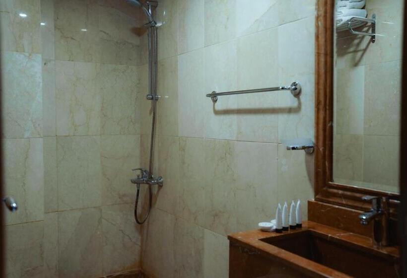 חדר דלוקס, Nour Al Thuria