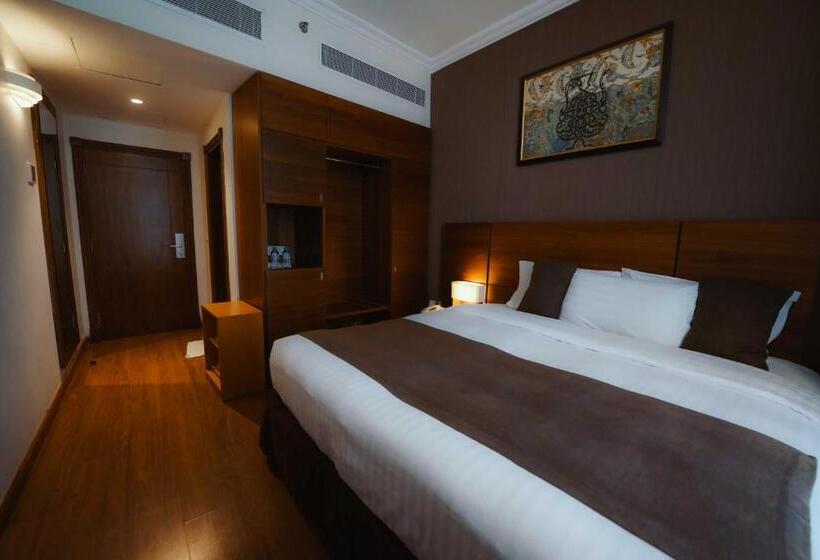 חדר דלוקס, Nour Al Thuria