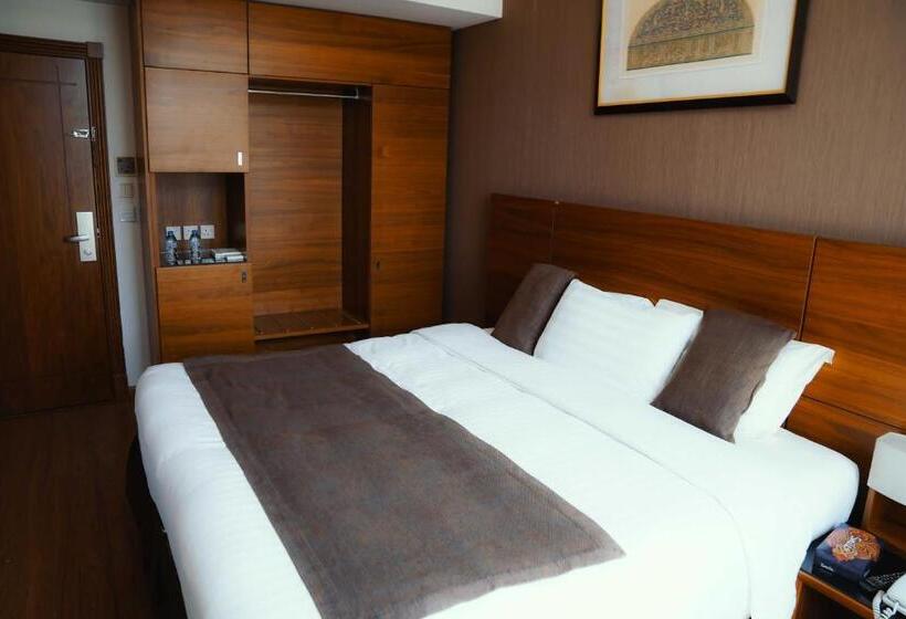 חדר דלוקס, Nour Al Thuria