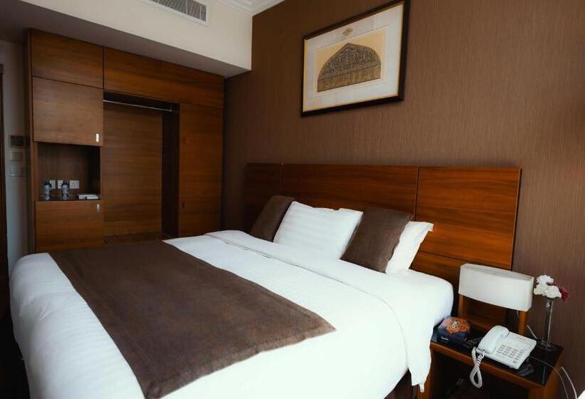 חדר דלוקס, Nour Al Thuria