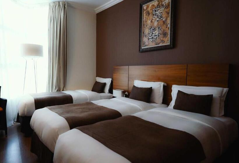 חדר דלוקס לשלושה, Nour Al Thuria