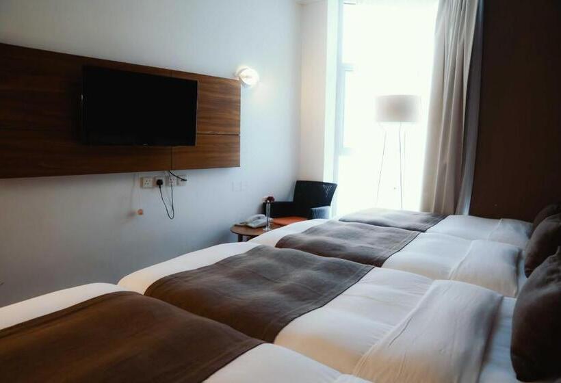 חדר דלוקס לשלושה, Nour Al Thuria