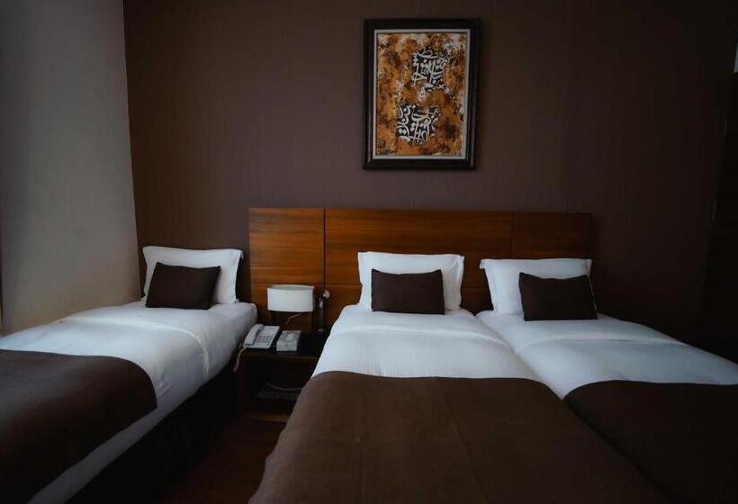 Quarto Triplo Deluxe, Nour Al Thuria