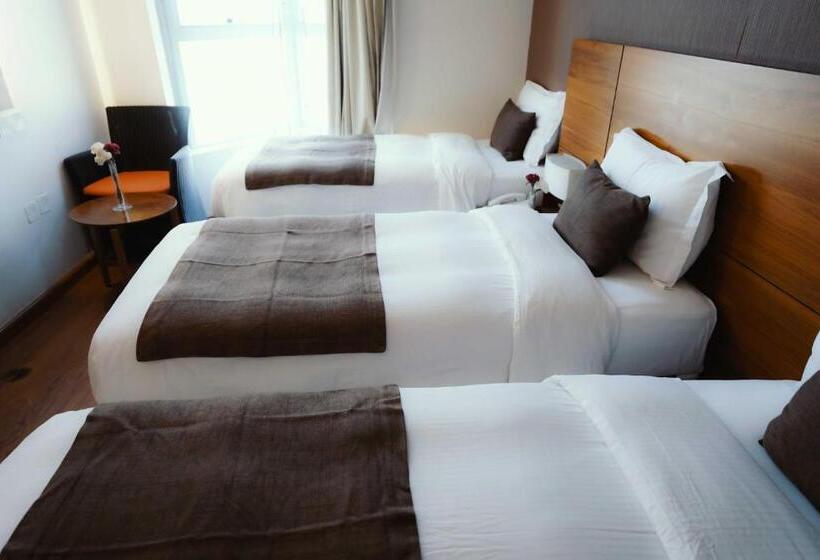 חדר דלוקס לשלושה, Nour Al Thuria