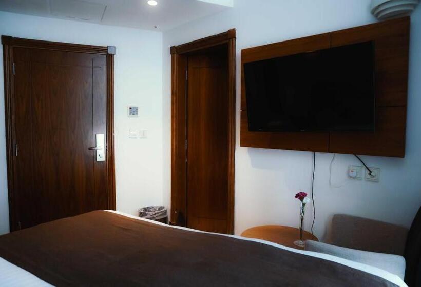 חדר דלוקס לשלושה, Nour Al Thuria