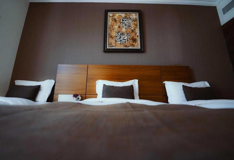 Quarto Triplo Deluxe, Nour Al Thuria