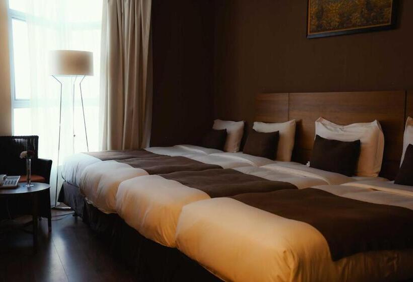 חדר דלוקס לשלושה, Nour Al Thuria