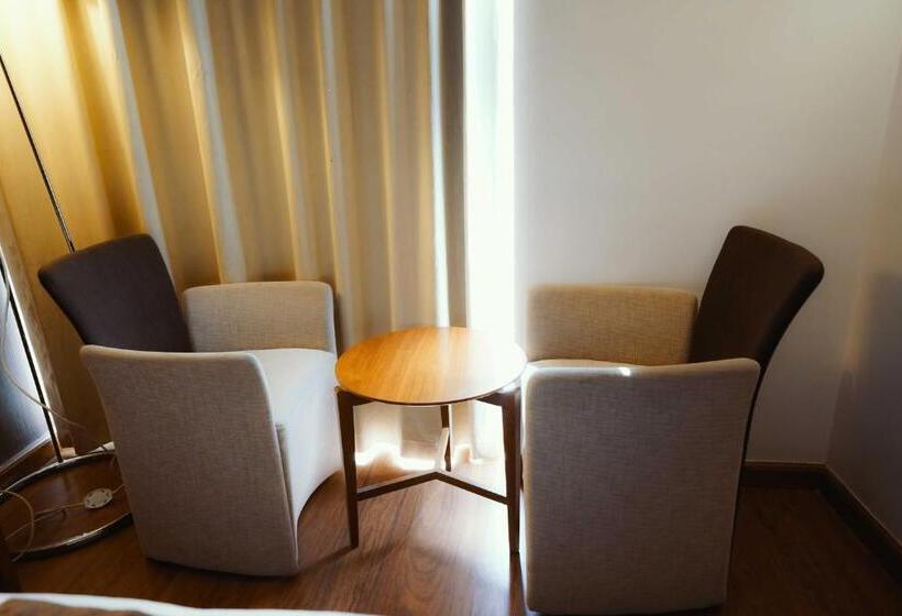 חדר דלוקס לארבעה, Nour Al Thuria