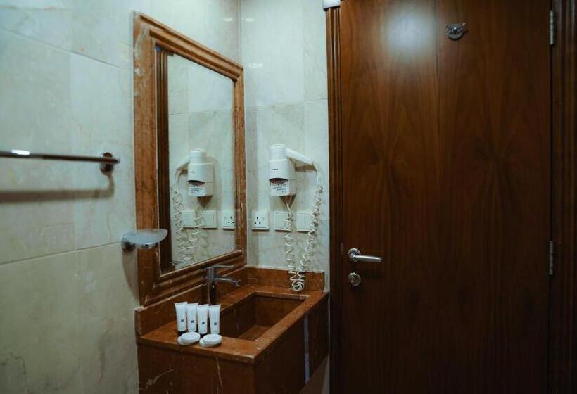Quarto Quádruplo Deluxe, Nour Al Thuria